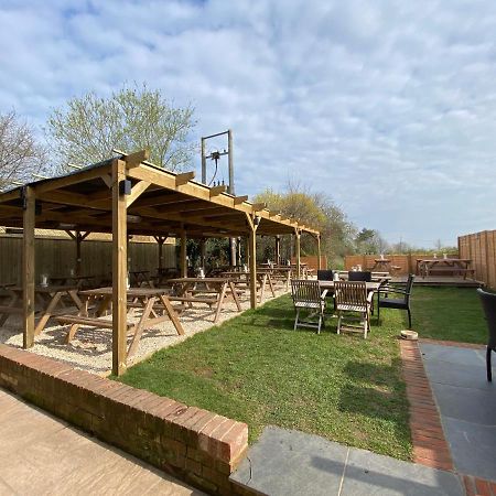 The Six Bells Beenham Exterior foto