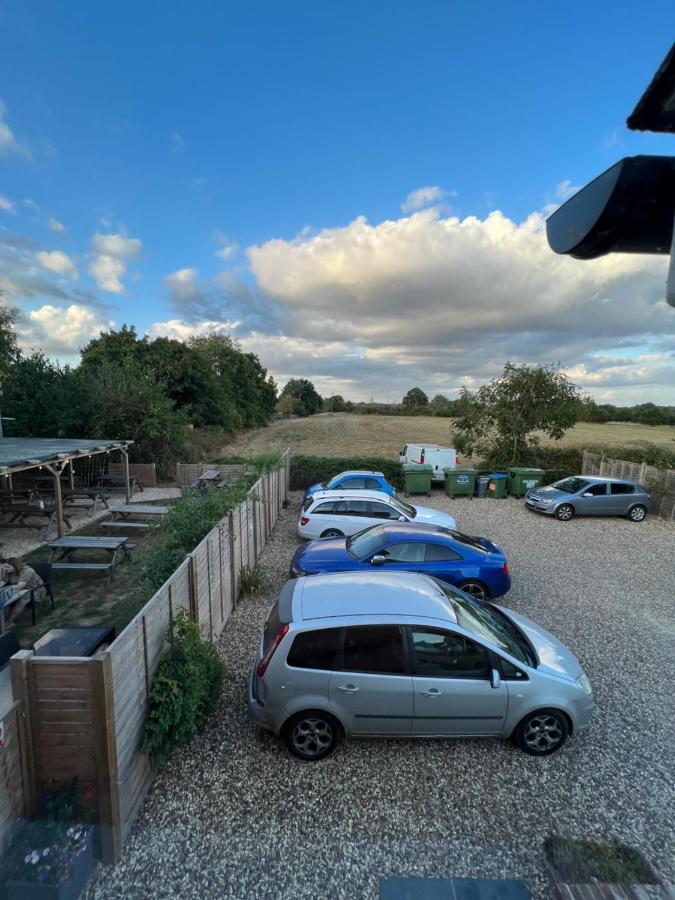 The Six Bells Beenham Exterior foto